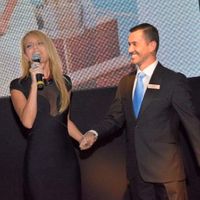 Conduccion junto a Cecilia Bolocco